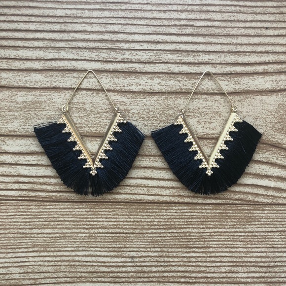 ⭐️ 4 for $23 black triangle hoop fringe earrings - Picture 2 of 4
